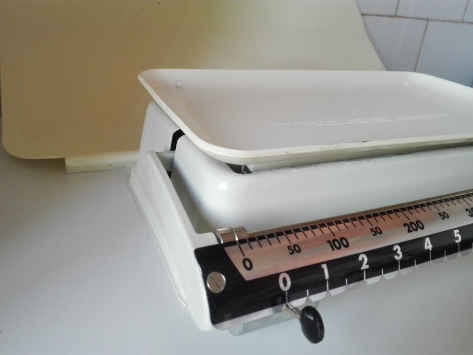 Кантар , два компаса и  ножове .