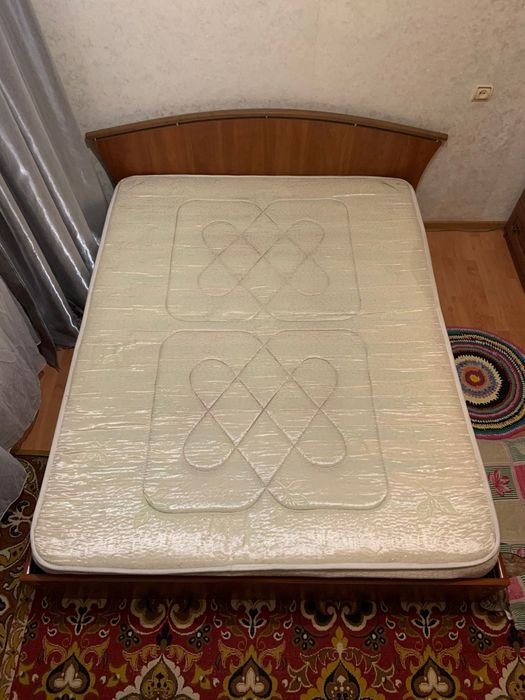 Двуспальная кровать