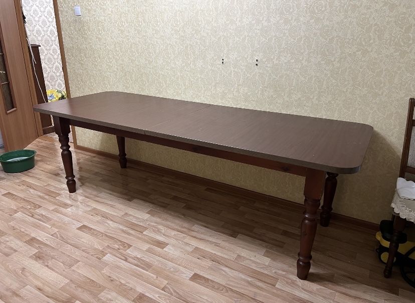 Продам стол для гостиной