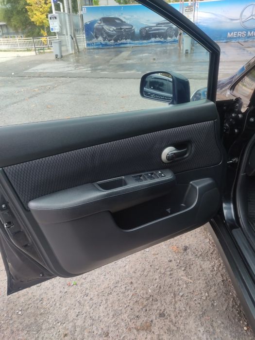 Nissan Tiida sotiladi.