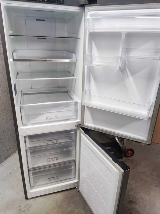 Хладилник с фризер Samsung