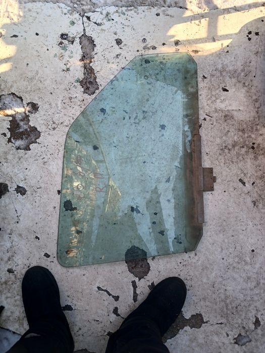 Стекло двери Фольксваген Гольф2