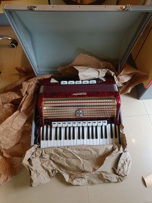 Акордеон Weltmeister, нов, 120 баса