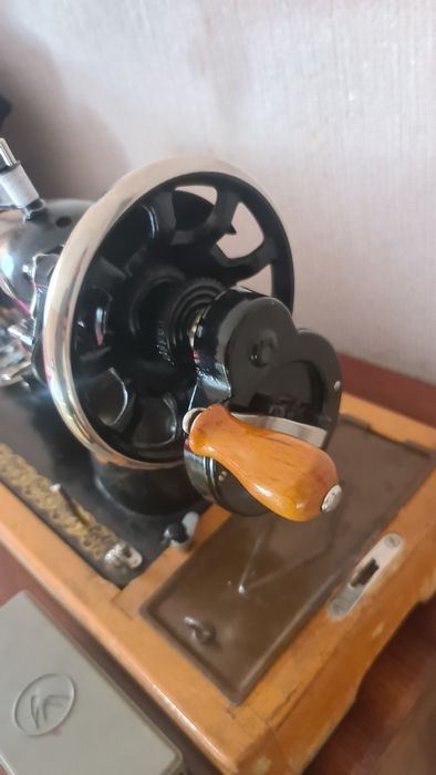 Швейная машинка с кейсов.