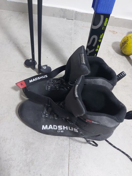 Лыжи с палками и обувью