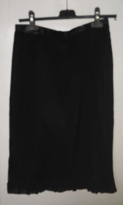Fusta Noua de la United Colors of Benetton , model foarte frumos, este foarte frumos lucrata, calitativa,  culoare neagra