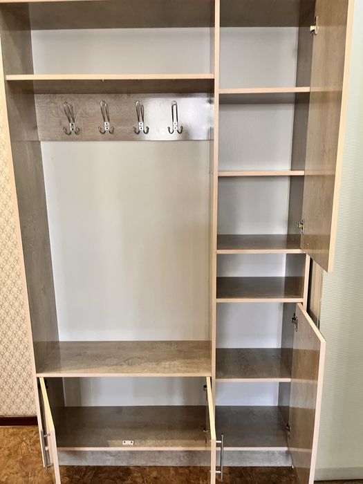 Шкаф с полками, вешелками.