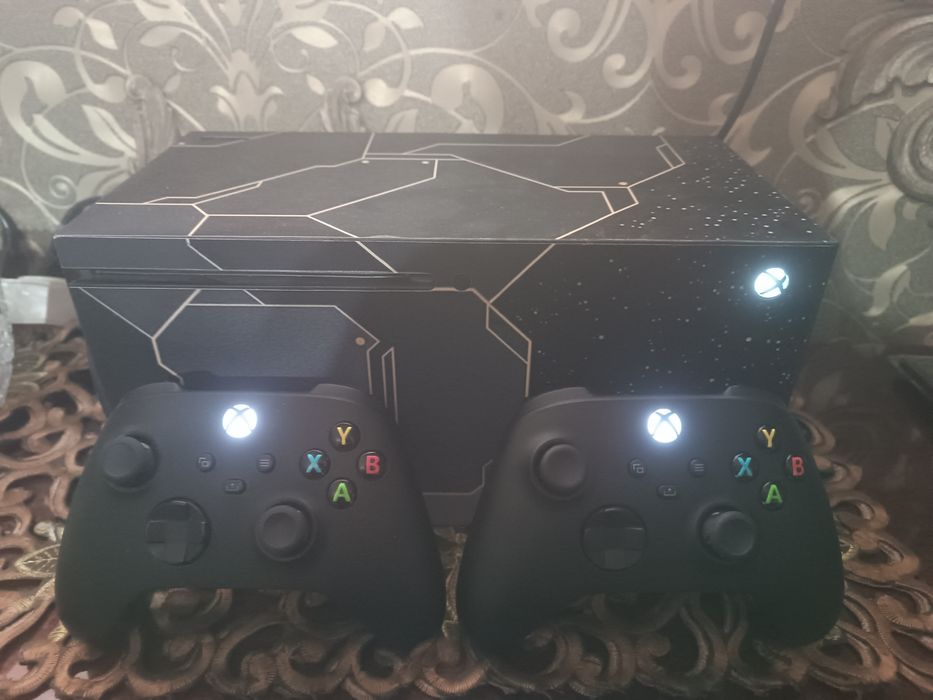 Xbox series x, 2 joysticks, 1Tb.