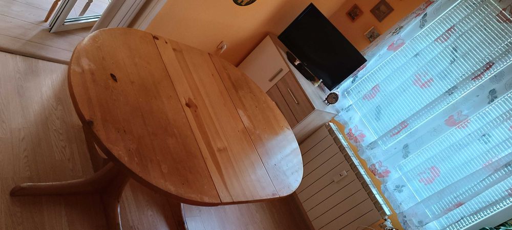 Дървена разтегателна маса + 4 стола