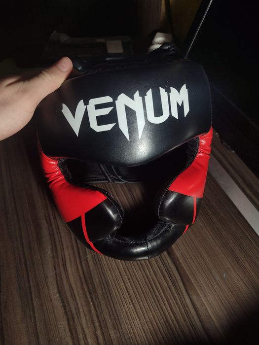 Продам срочно,боксерские перчатки и каску