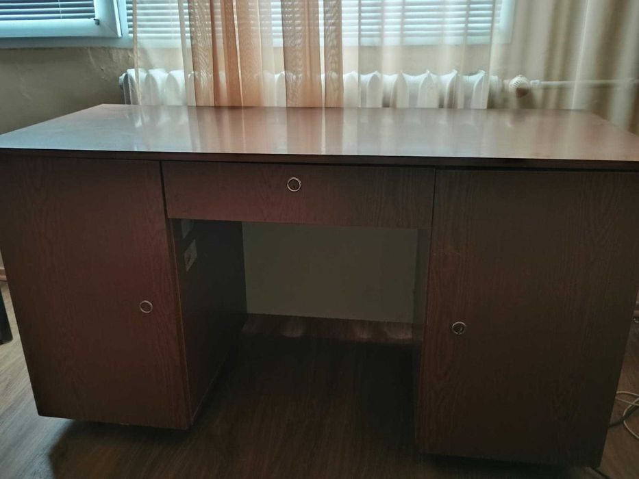 Дървено бюро със заключващи се чекмеджета