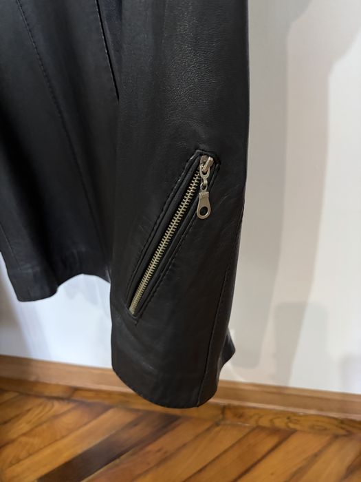 Geaca de piele de culoare gri sobolan