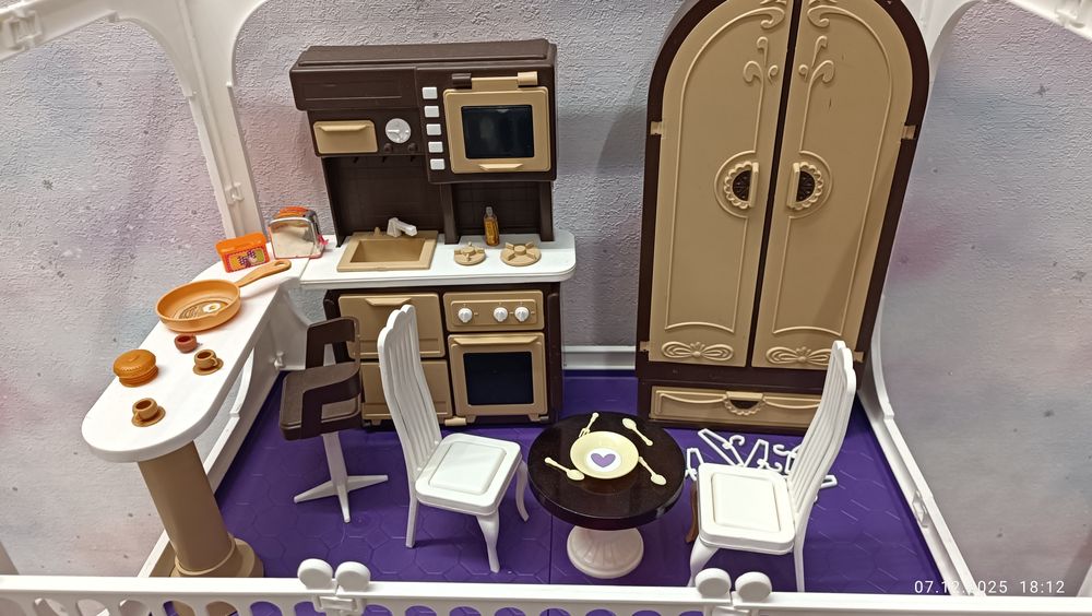 Продам для девочки счастье)) Домик для кукол в комплекте