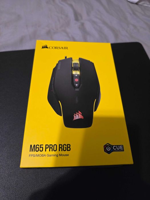 Продавам геймърска мишка Corsair M65 PRO RGB + пад с размери 903 × 300 × 3 мм
