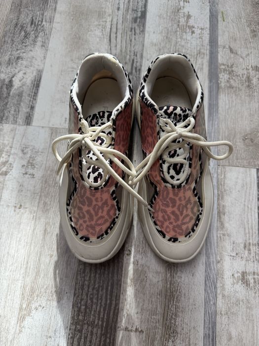 Маратонки Pinko с лека забележка