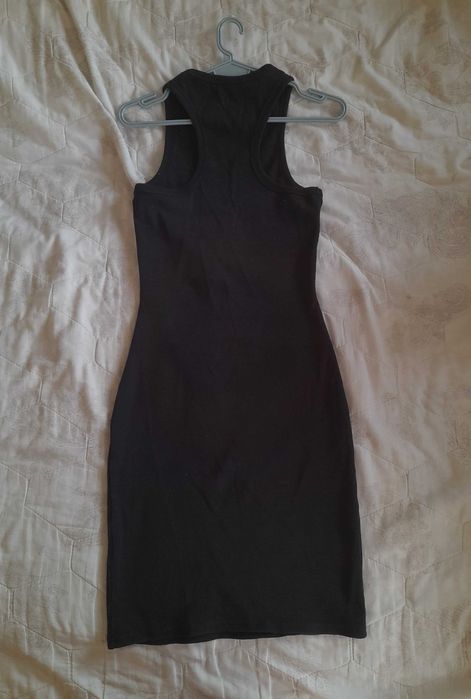 Къса черна рокля по тялото