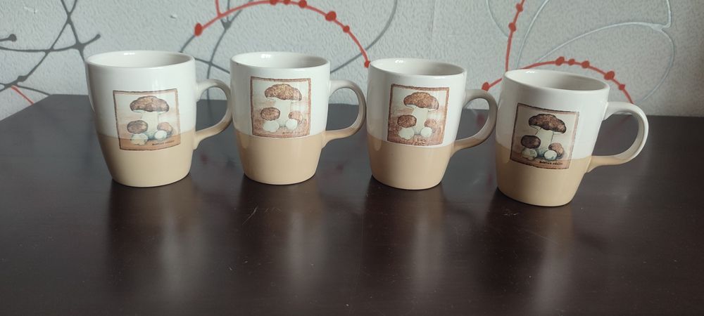 Продам четыре чашки с одинаковым рисунком