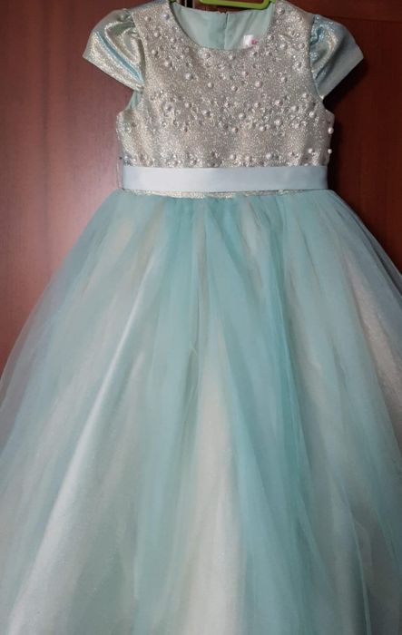 Продам платье на девочку 5-6 лет