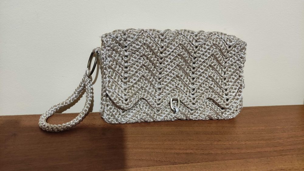 Дамска чантичка ръчно плетена на една кука