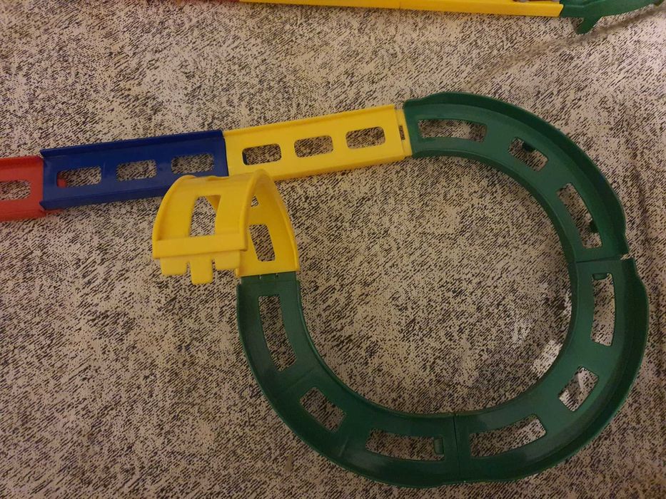 Pista de mașini mici din plastic