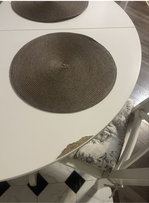 Стол и стулья ikea