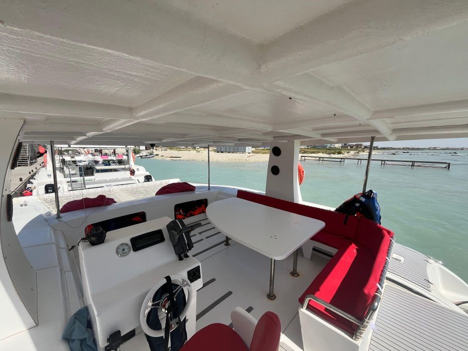 Прогулочный катамаран.