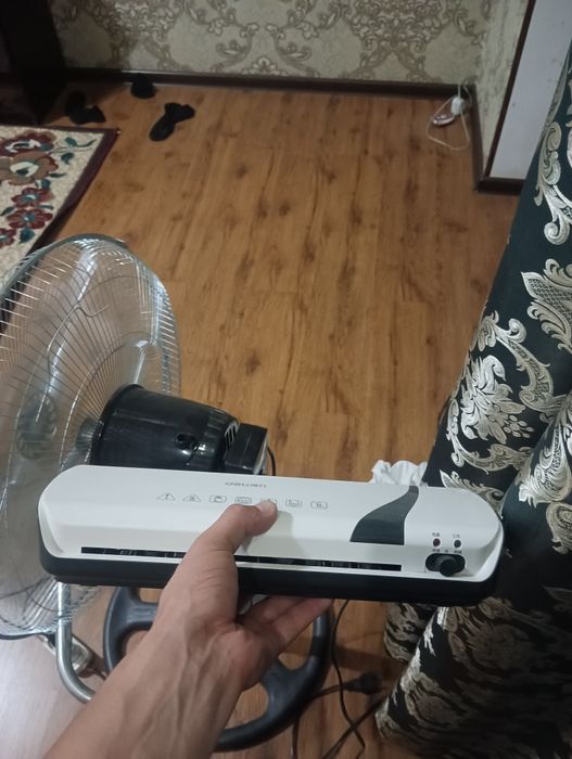 Printer laminat alarat va qogoz kesadigan.