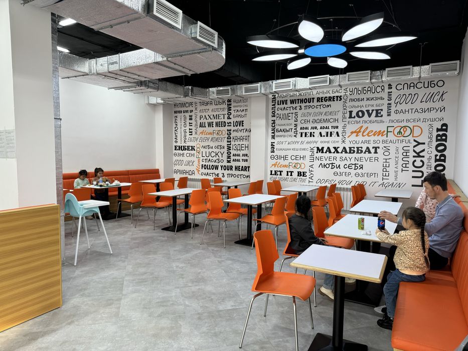 Столы стуля для кафе