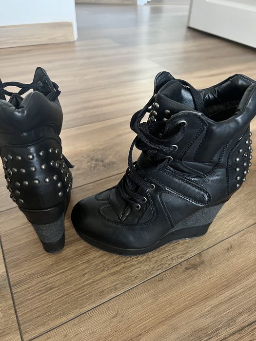 Adidasi cu platforma gen ghetuta!