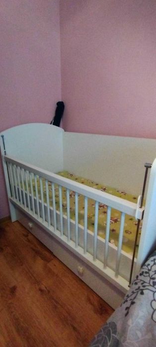 Детска кошара с люлеещ механизъм