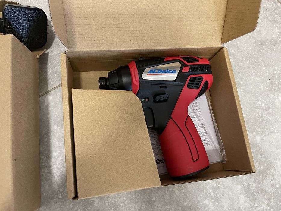 Impact driver cu 2 baterii si incarcator