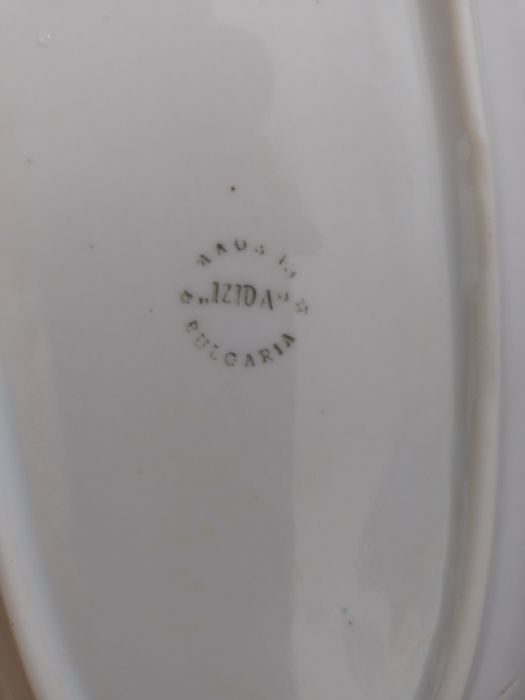 Пет порцеланови подноса.