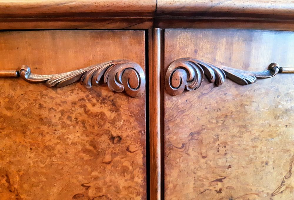 Масивен бюфет от орех