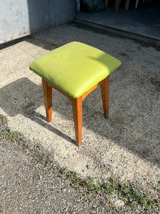 Продам стеллаж, стулья, уголки б/у