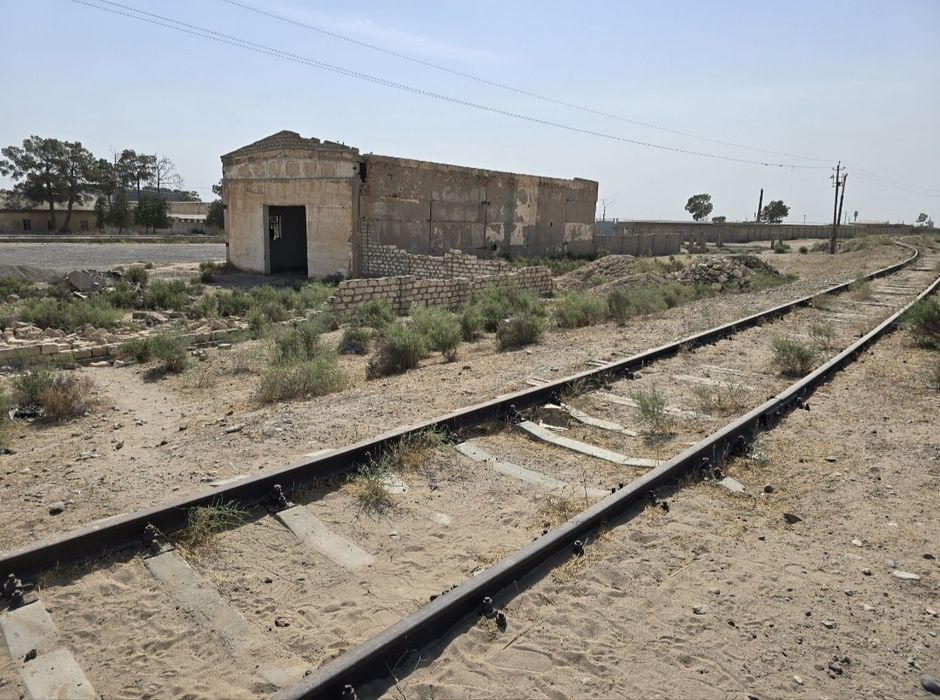 Нотурар бино сотилади