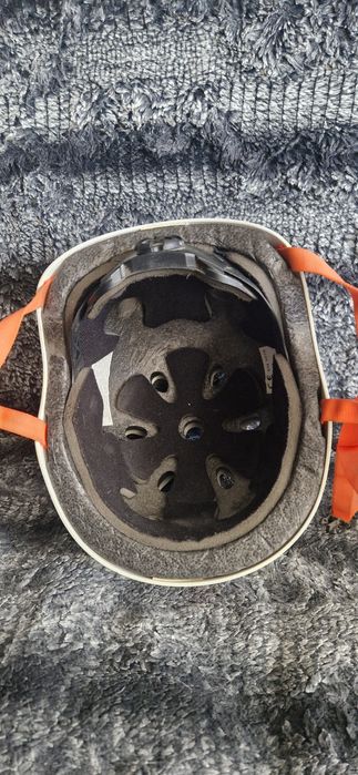 Велосипедный защитный шлем