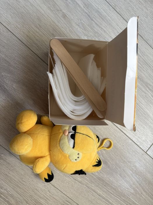 Шпатель и полоски шугаринга и игрушка