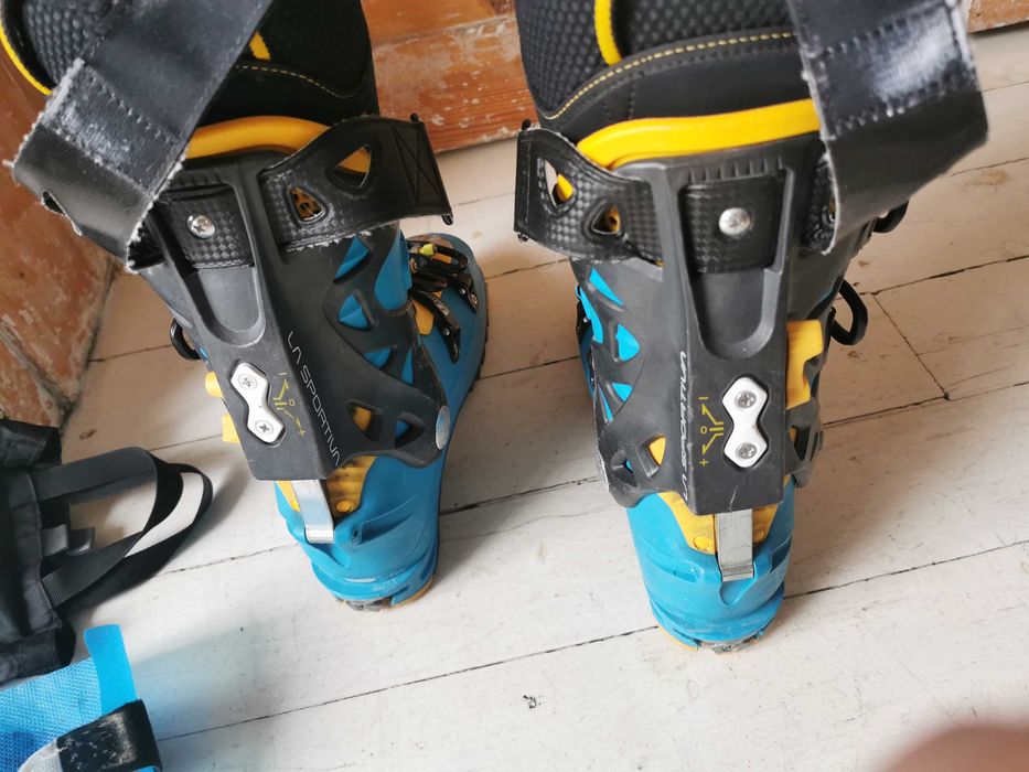 Туринг ски комплект с обувки, комбинирани автомати и колани за туринг