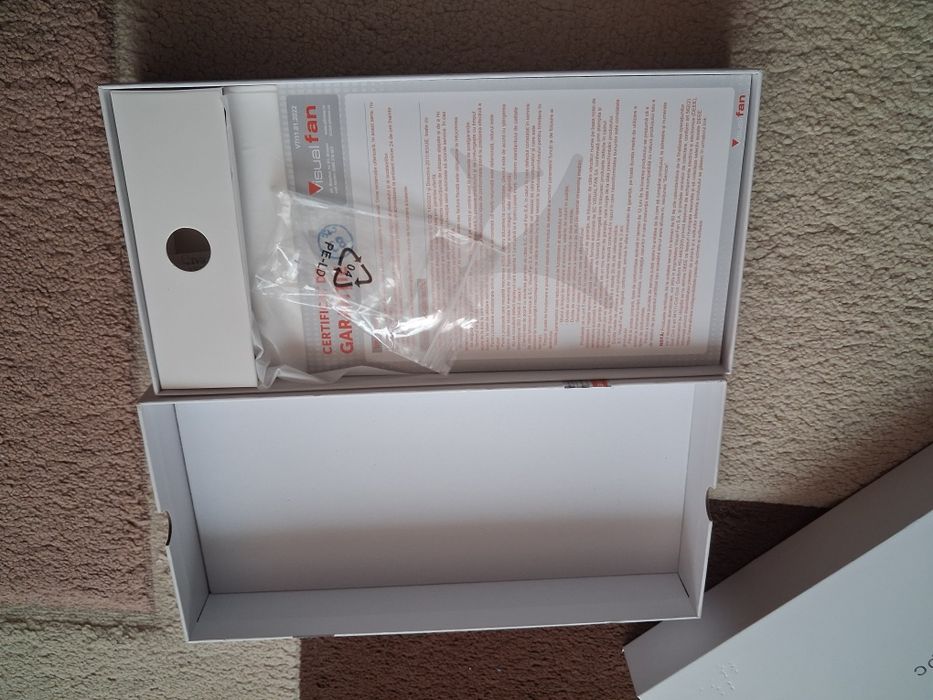 Vand: 2 tablete perfect funcționale, una cu husă + pix Zoopie nou.