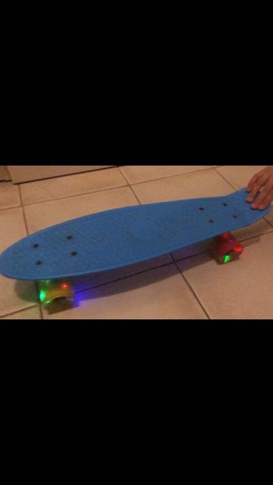 Skateboard cu roti care lumineaza