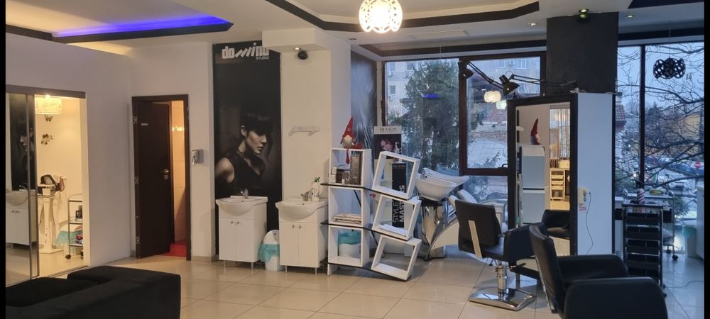 Inchiriez salon  spatiu in totalitate .. sau /scaun frizer