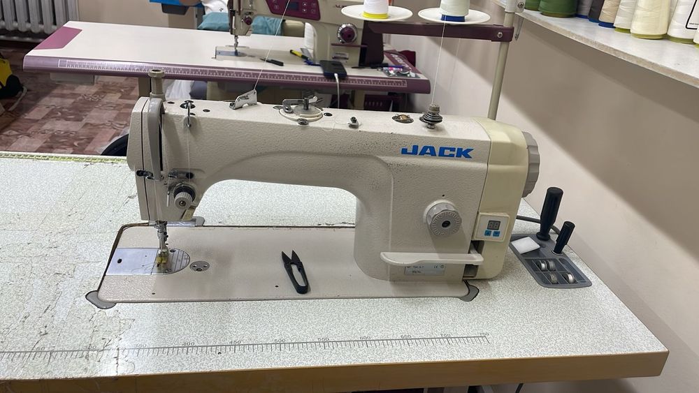 Швейная машина Jack