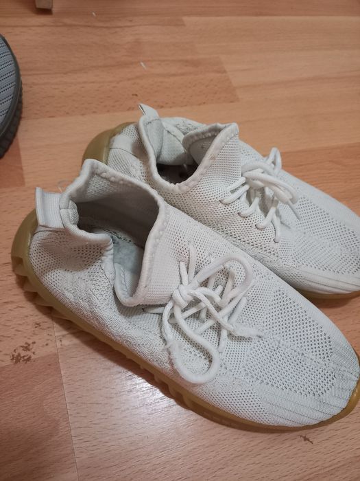 Макас кузга ва бахорга киядиган.10 ёшдан 12 ёшга  булади.55 000 донаси