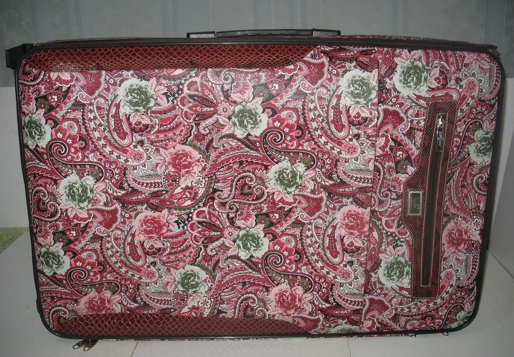 Чемодан с ручкой на колёсиках