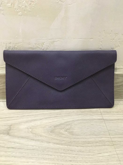 DKNY клъч портфейл в бежаво и лила