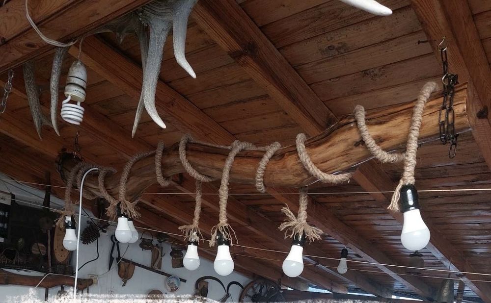 Уникален рустик полилей от естествено дърво и въже.