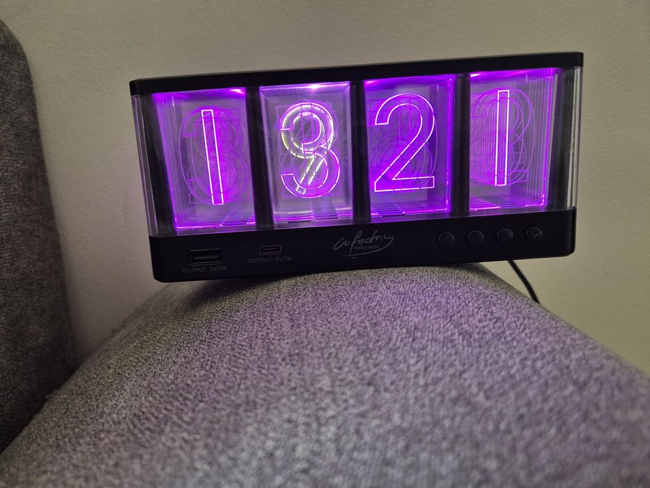 Ceas cu USB si USB C  RGB cu apucaturi de stroboscop.