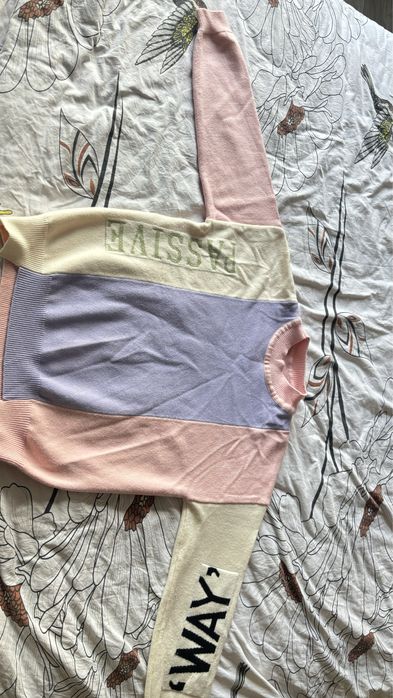 продам свитер розовый