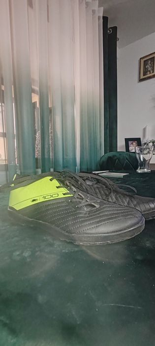 Adidași cu crampoane mici