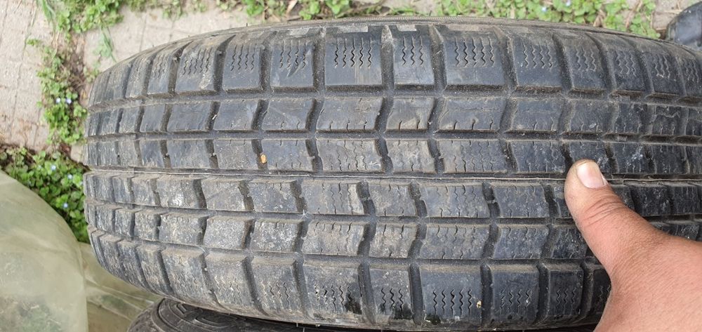 Гуми 2бр 185/65/14 -1бр - 37лв